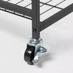 Carrito de almacenamiento – Estructura de metal negro con estantes de madera natural